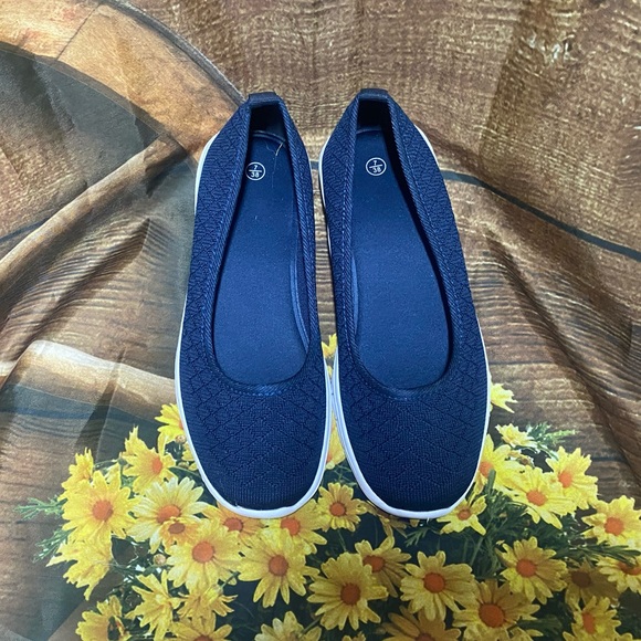 NWOT Slip on shoes - Picture 4 of 5